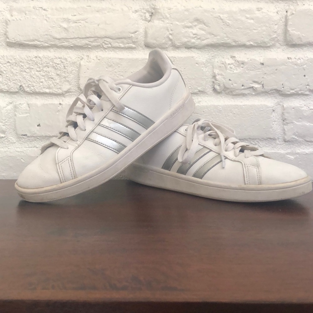 Adidas Cloudfoam Grand Court w/ silver stripes, 9